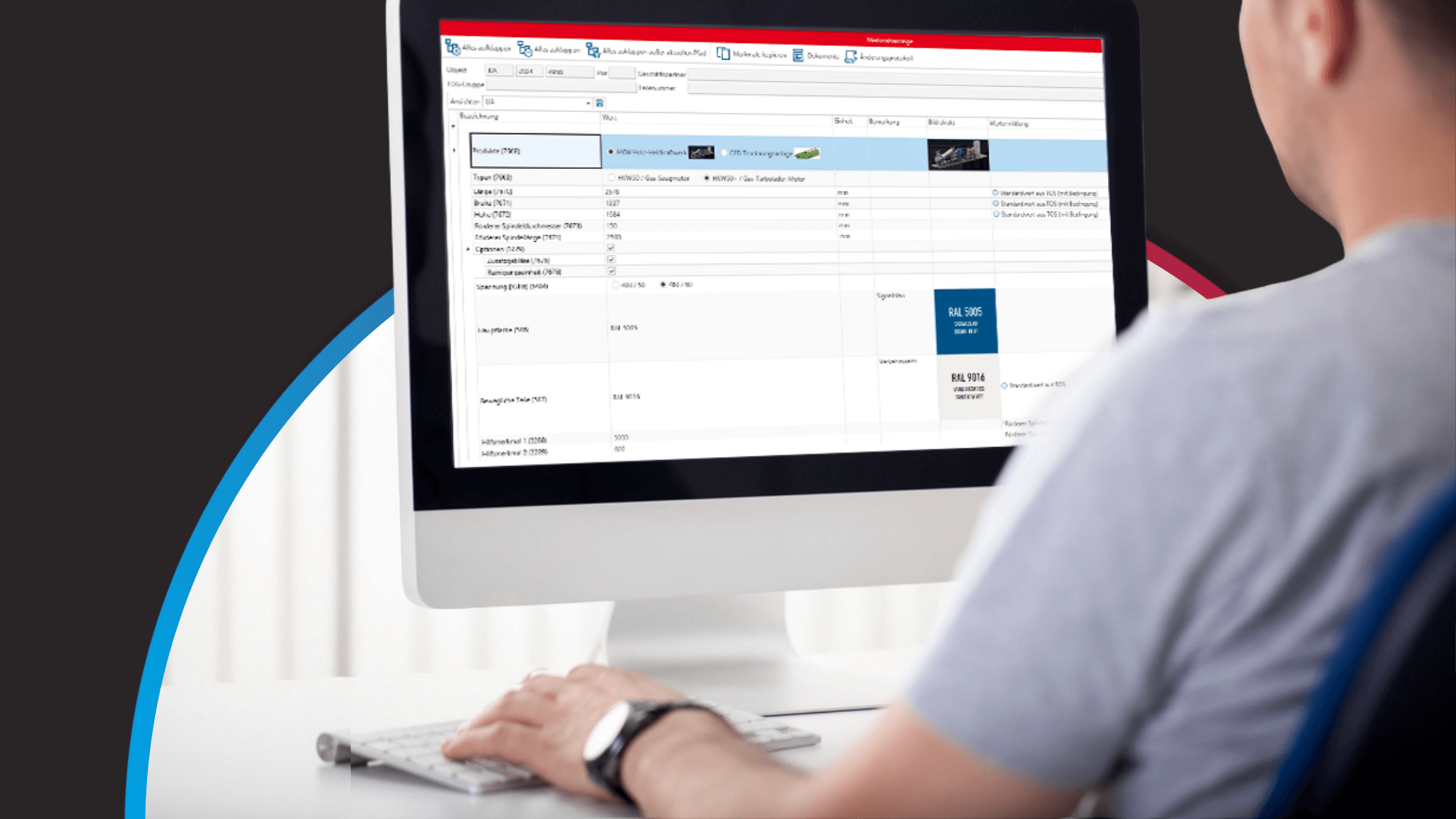Konfigurationsmanagement im ERP-System Ein Mitarbeiter sitzt an seinem Büroarbeitsplatz. Zu sehen ist eine Maske des Konfigurationsmanagements aus SIVAS.ERP